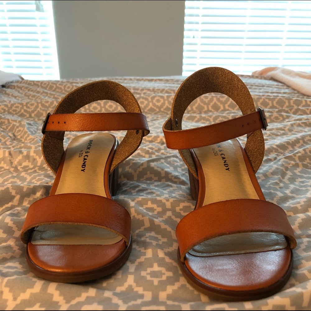 Cute caramel/tan heeled sandals.